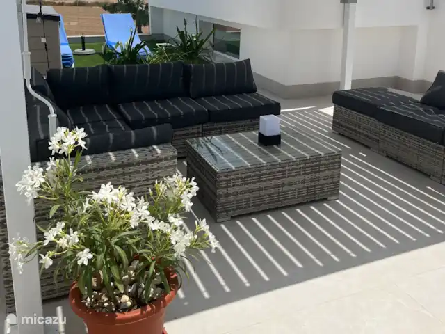 villa huren in Spanje, Costa Cálida, Balsicas – Casa JaJo Het solarium heeft wat beplanting gekregen en is steeds gezelliger aan het worden (mei 2025)