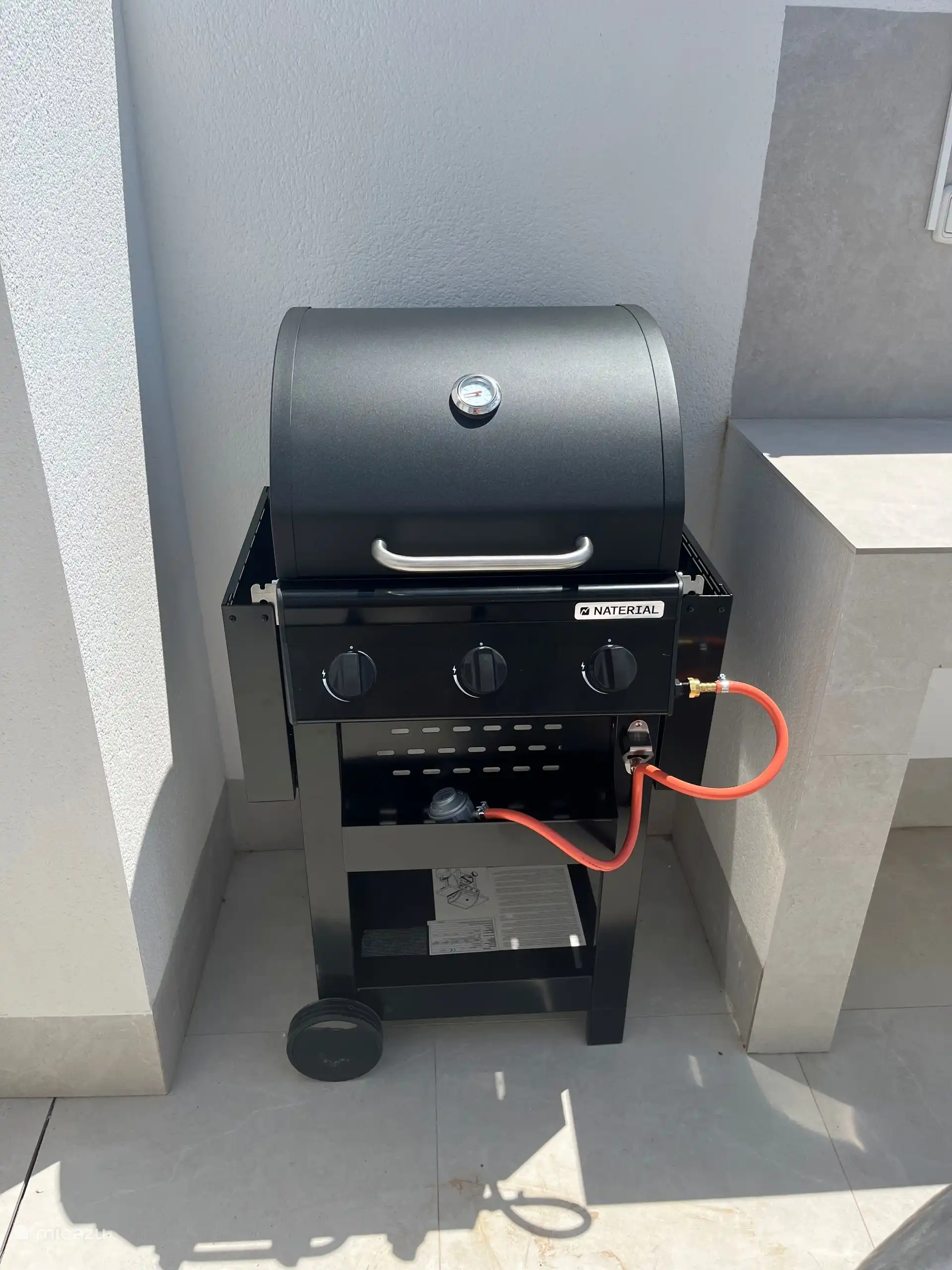 La barbacoa de gas está en el solárium, junto a la cocina exterior. 