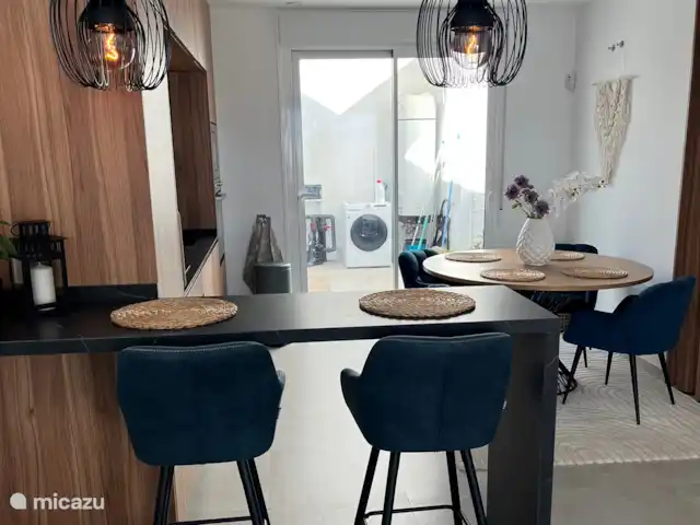villa huren in Spanje, Costa Cálida, Balsicas – Casa JaJo De ontbijtbar, de eettafel en zicht op de patio. Op de patio zijn nu deuren geplaatst zodat de wasmachine en de boiler niet meer te zien zijn.