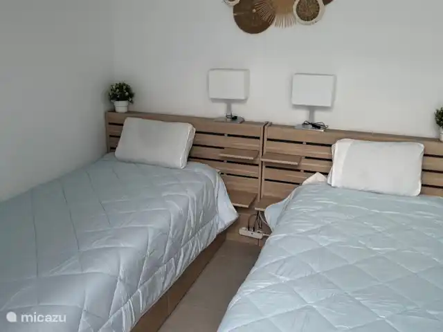 villa huren in Spanje, Costa Cálida, Balsicas – Casa JaJo De twee eenpersoonsbedden. Door de schuifdeuren stap je zo op de patio waar de trap is naar het dakterras