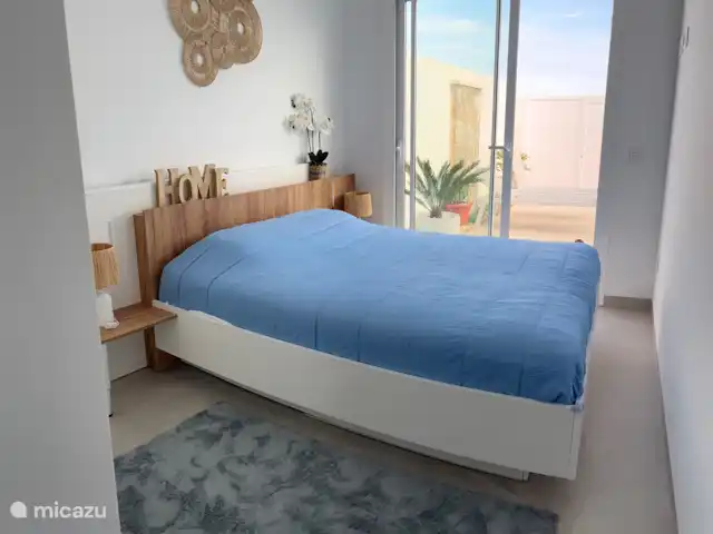 villa huren in Spanje, Costa Cálida, Balsicas – Casa JaJo Het tweepersoonsbed. Vanuit deze kamer is uitzicht op de tuin met zwembad. De schuifdeuren kunnen open en loop je zo de tuin in