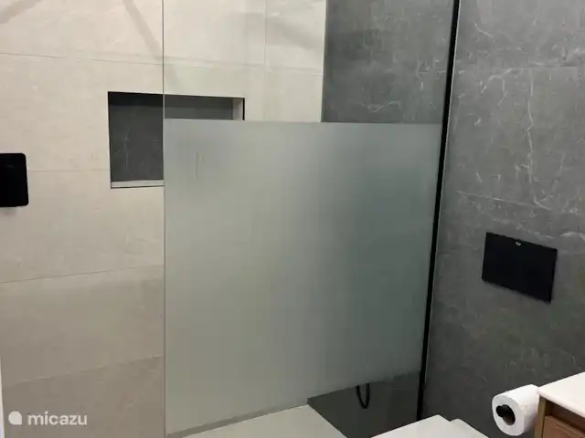 villa huren in Spanje, Costa Cálida, Balsicas – Casa JaJo badkamer 1 met zwarte kranen, regendouche, hangtoilet, spiegel en badkamerkast