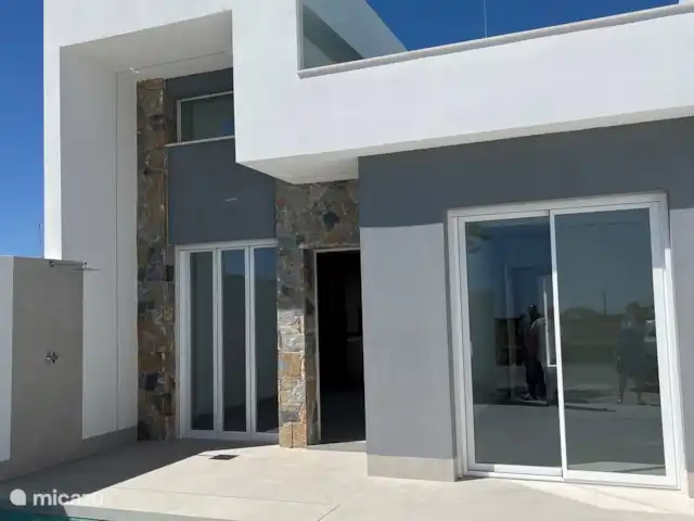 villa huren in Spanje, Costa Cálida, Balsicas – Casa JaJo De villa aan de voorkant. Toen nog niet ingericht