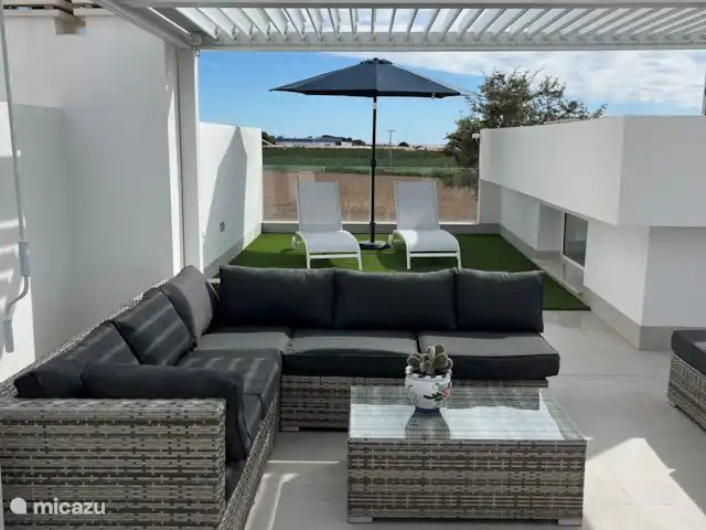 villa huren in Spanje, Costa Cálida, Balsicas – Casa JaJo In maart 2025 zijn nieuwe parasols aangeschaft. De stormen van de afgelopen tijd hadden de anderen niet goed gedaan.