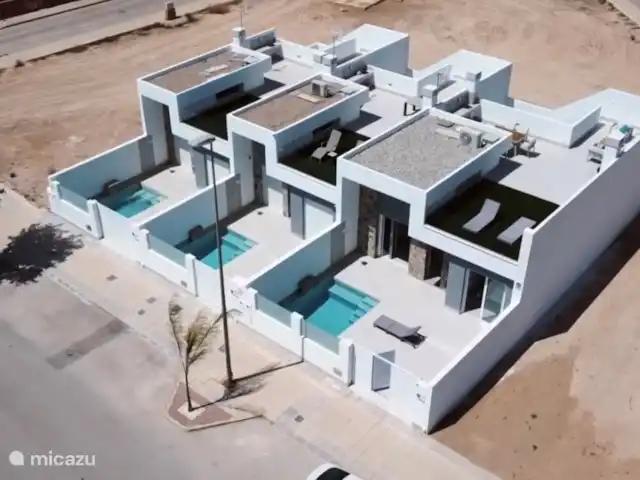 villa huren in Spanje, Costa Cálida, Balsicas – Casa JaJo Hier een projectfoto van de 3 nieuwbouw villa's
Villa JaJo is de linkse woning