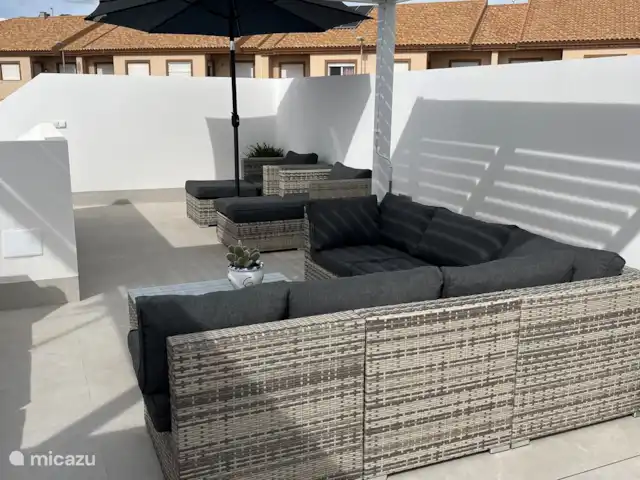 villa huren in Spanje, Costa Cálida, Balsicas – Casa JaJo De pergola staat en is het solarium verder ingericht. Nu nog wat plantenbakken.