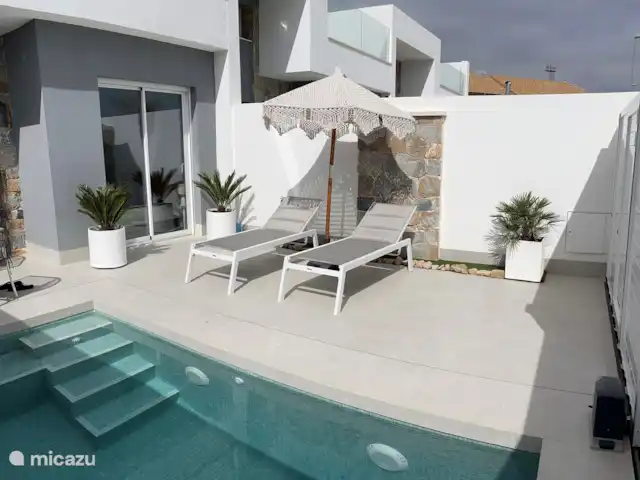 villa huren in Spanje, Costa Cálida, Balsicas – Casa JaJo tuin, ligstoelen, parasol.