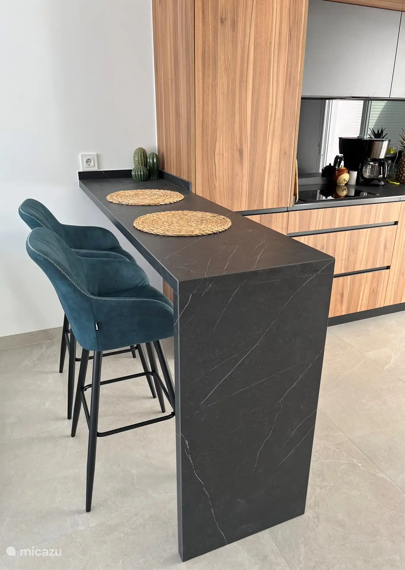 A breakfast bar just to hang out and enjoy 