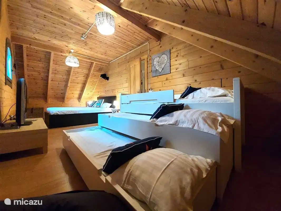 Chambre familiale spacieuse - (lit double et 3 lits simples (90*200)