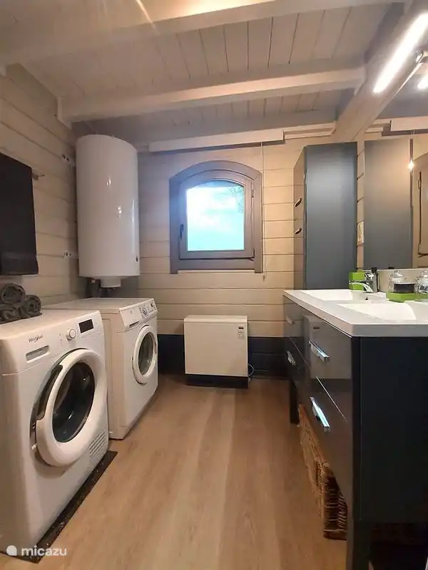 Salle de bain en bas