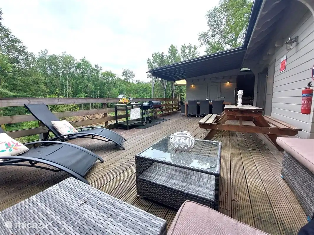 Grande terrasse en bois avec coin salon