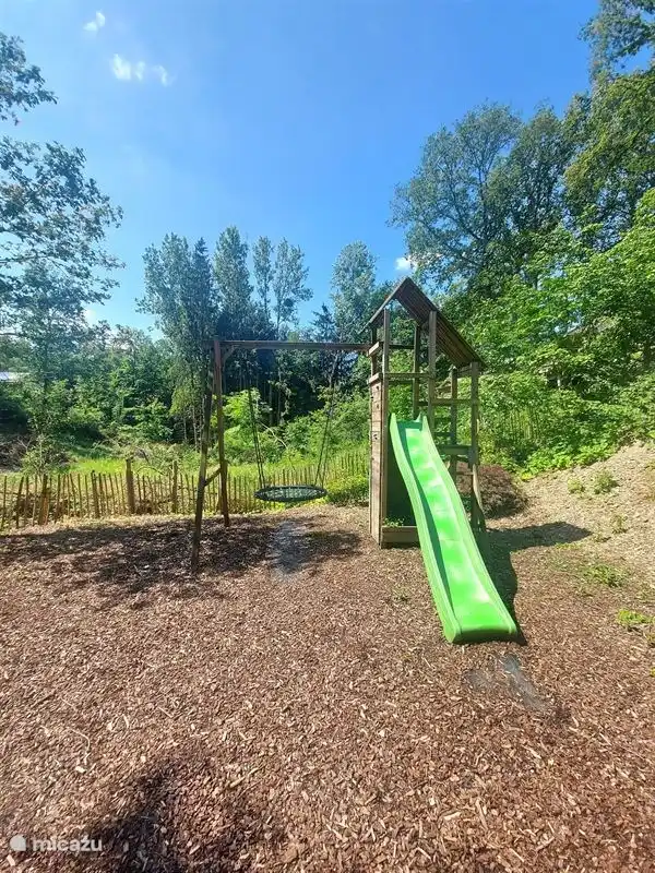 Aire de jeux - tour de jeu avec toboggan, mur d’escalade et balançoire nid
