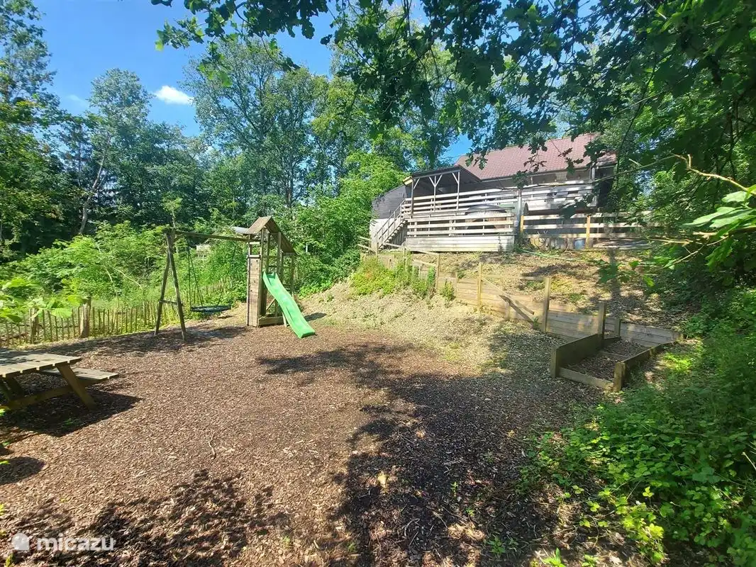Aire de jeux - tour de jeu avec toboggan, mur d’escalade et balançoire nid