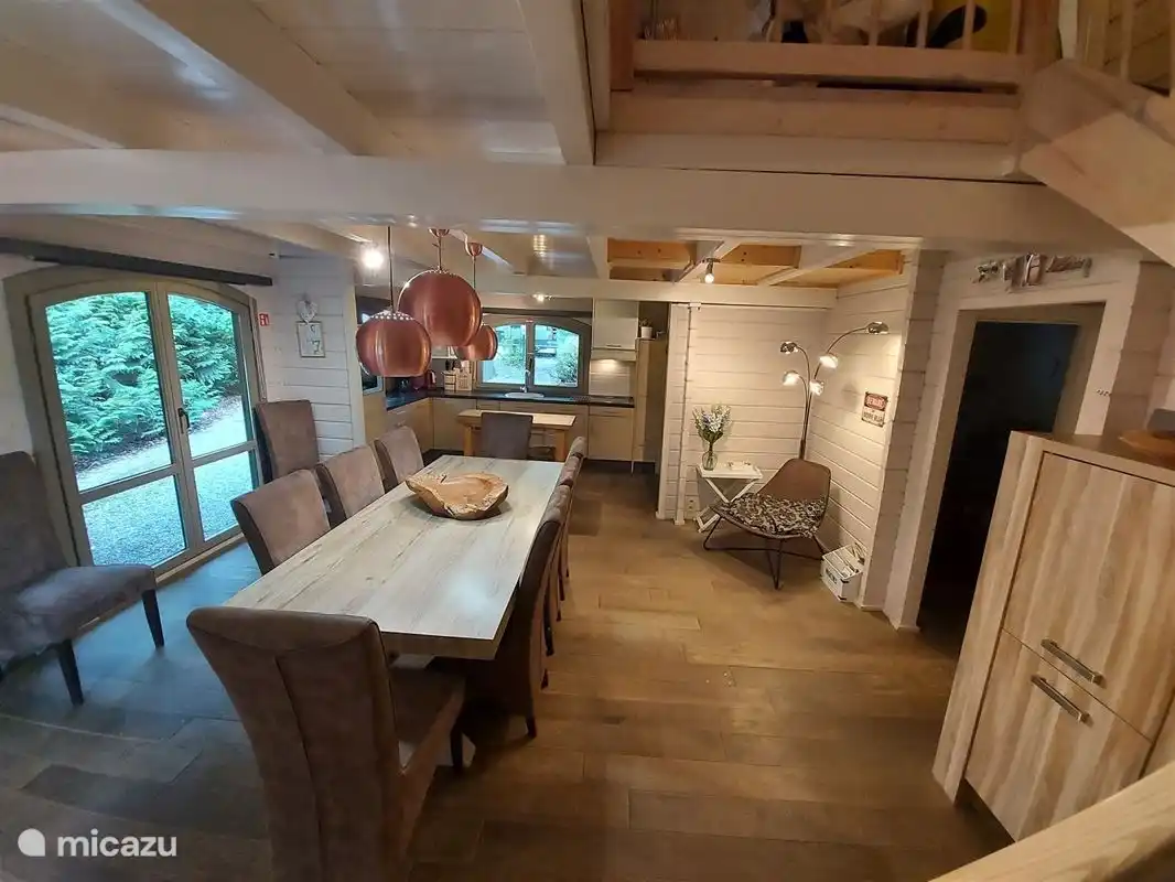 Salon spacieux et confortable avec foyer au gaz