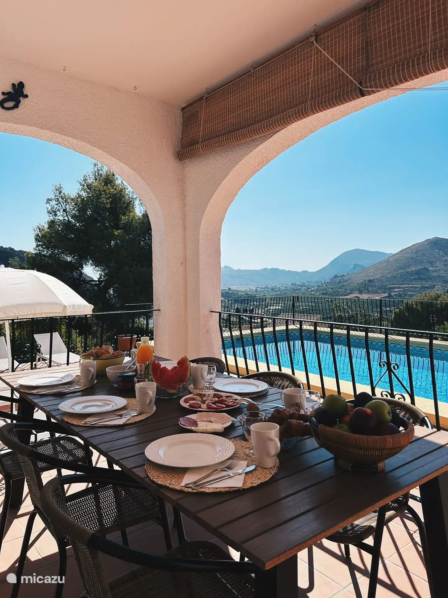 Überdachter Esstisch im Freien (6 Personen)