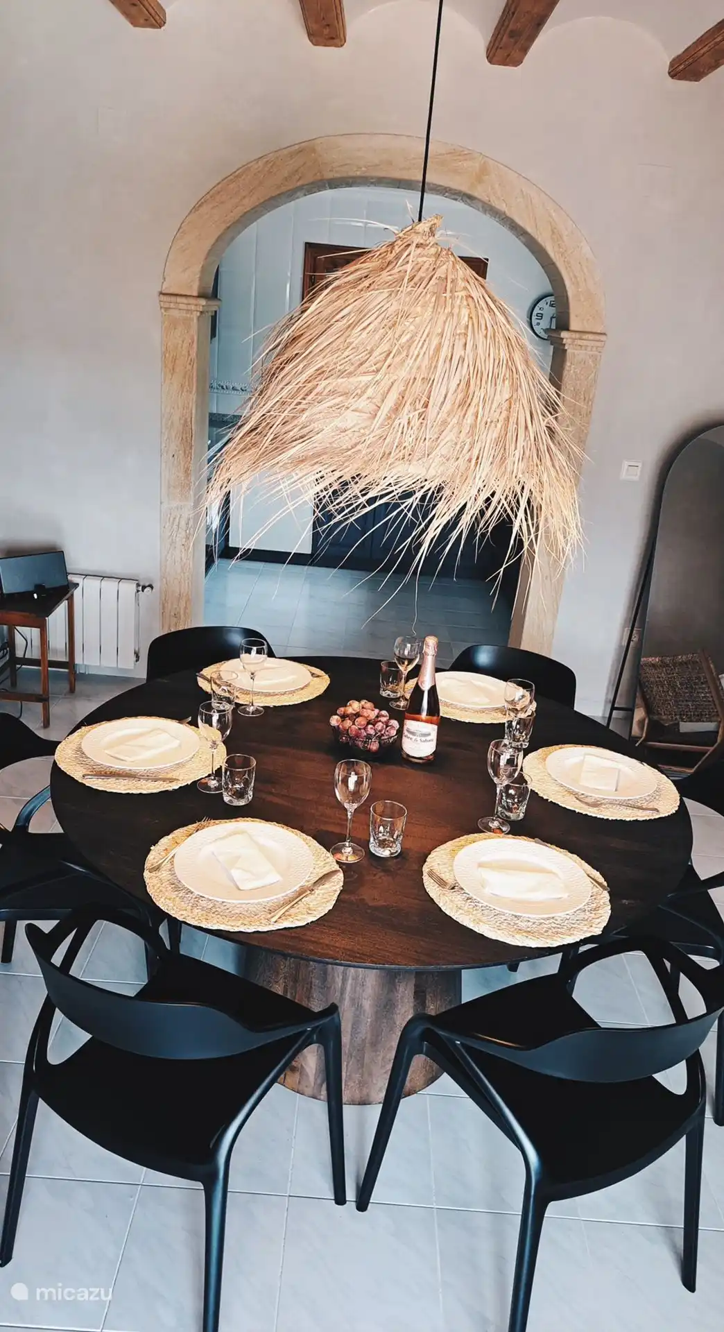 Esszimmer mit der Küche im Hintergrund