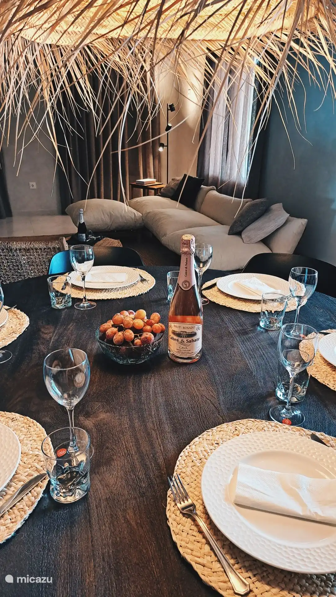 Esszimmer mit einem Teil des Wohnzimmers im Hintergrund