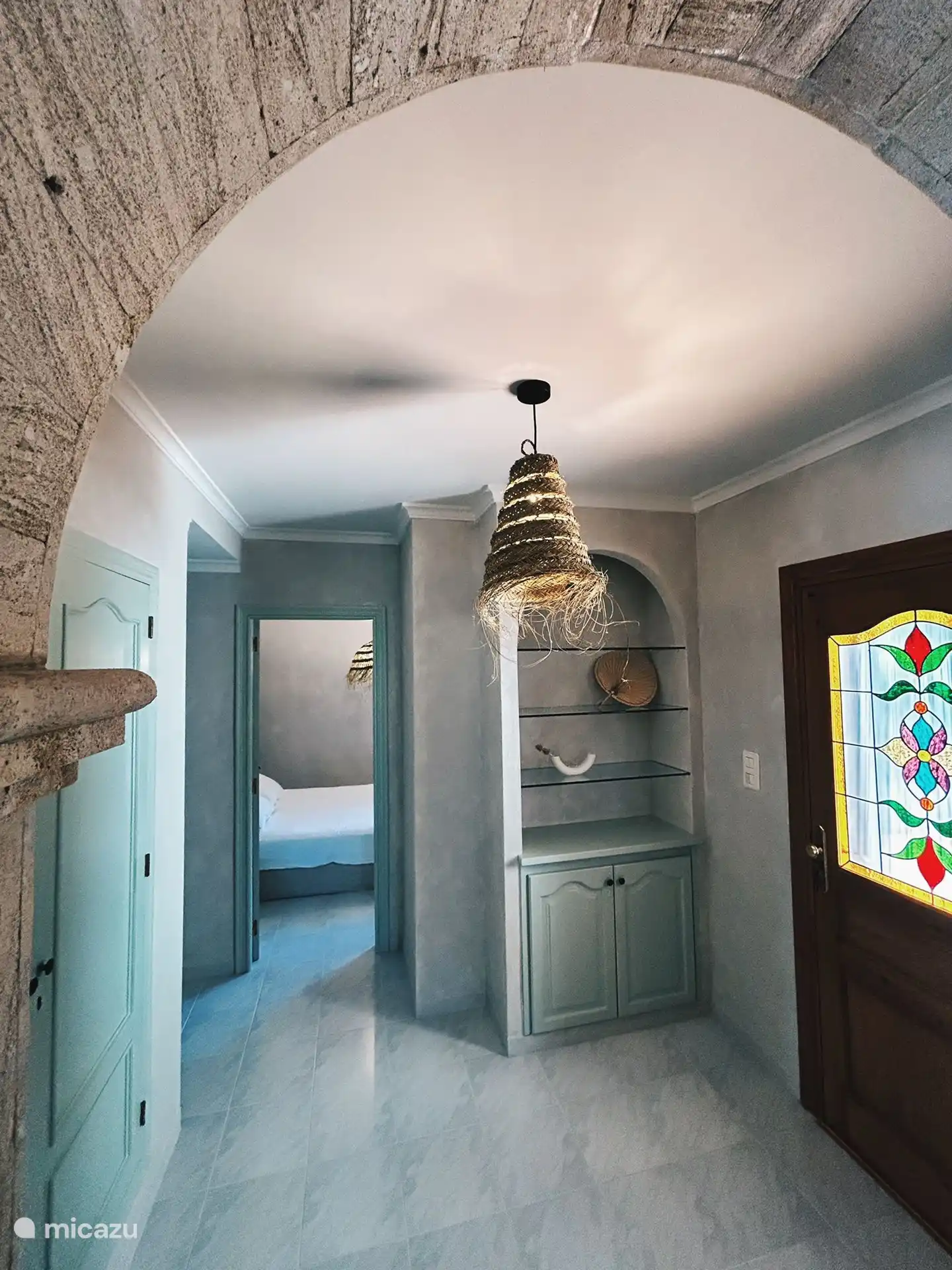 Flur, der die Schlafbereiche mit dem Wohnraum verbindet. Durch die Tür rechts auf dem Bild gelangt man auf die Terrasse auf der Rückseite des Hauses und in den Garten.