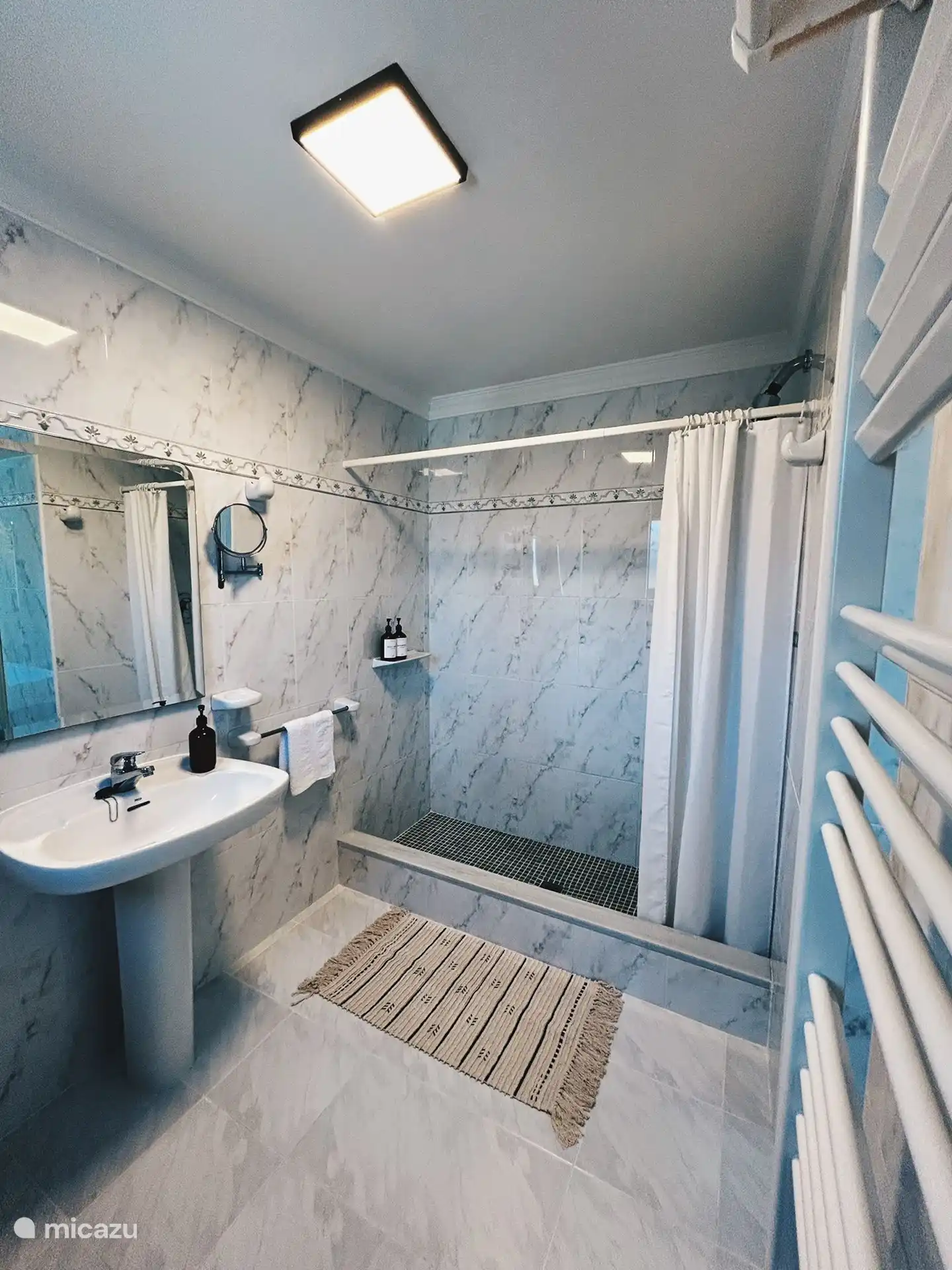 Eigenes Badezimmer, das direkt mit Schlafzimmer 1 verbunden ist