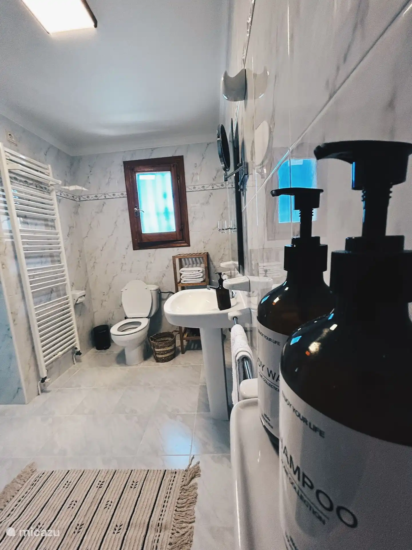 Eigenes Badezimmer, das direkt mit Schlafzimmer 1 verbunden ist