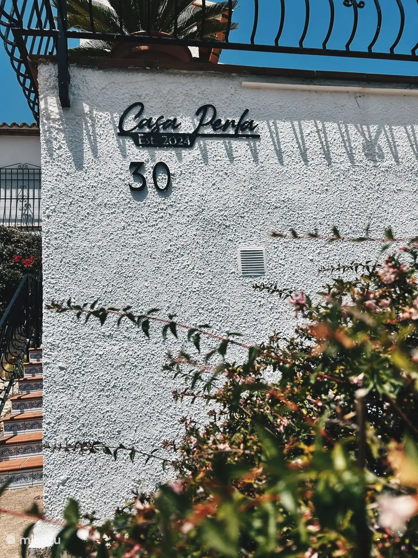 Typenschild und Hausnummer