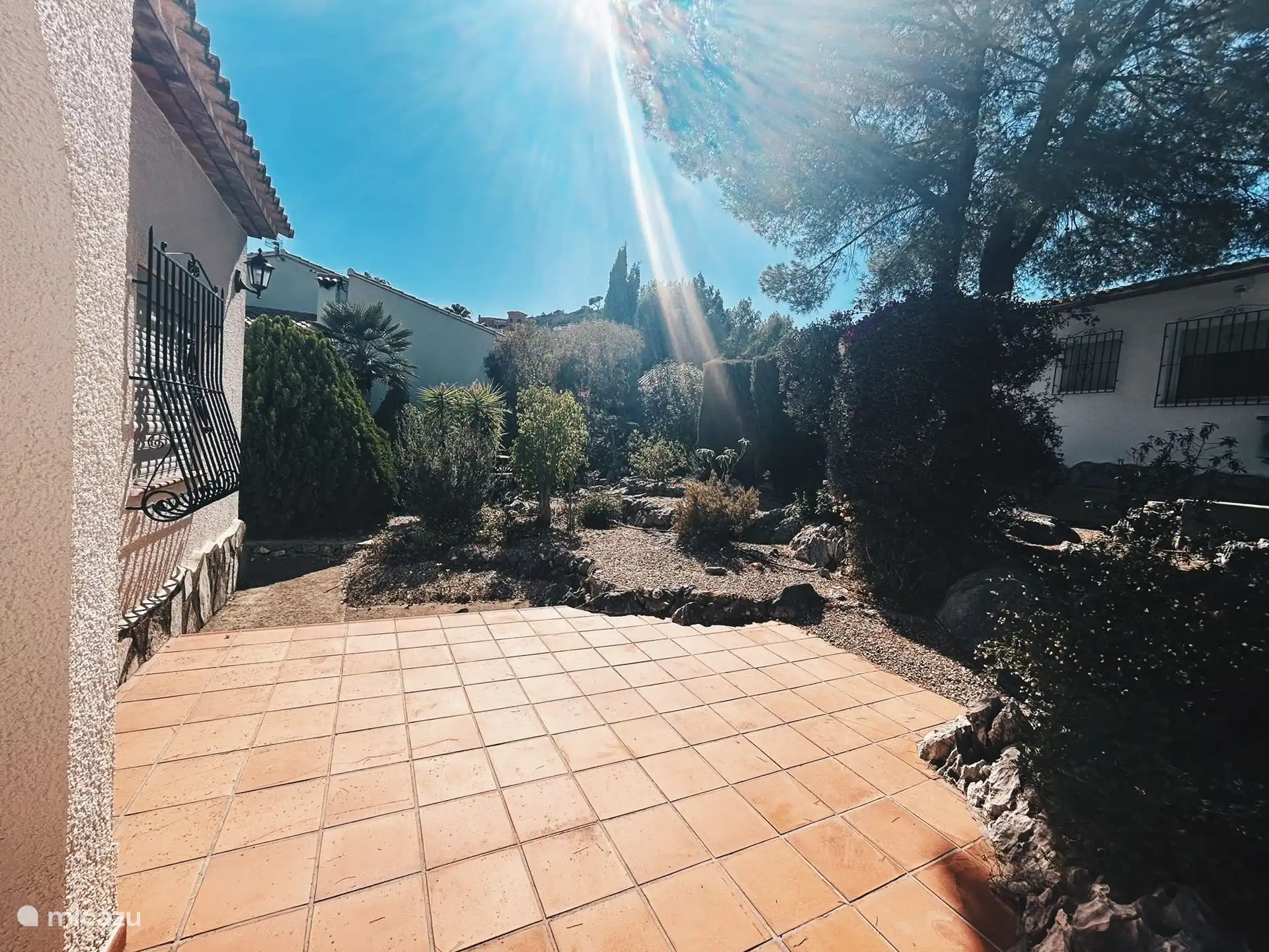 Zusätzliche Terrasse hinter dem Haus. Ideal, um einen Hauch von Abendsonne mitzunehmen.