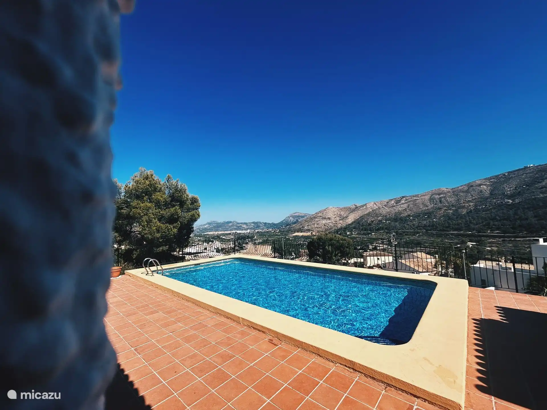 Schwimmbad mit Blick auf die Berge
