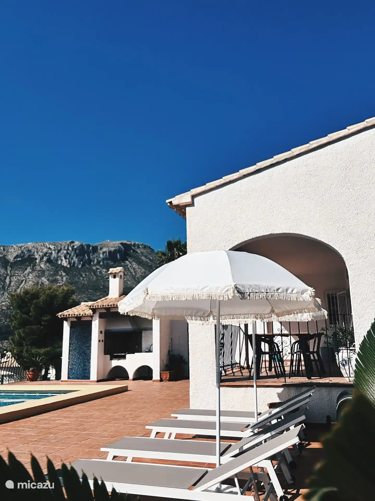 6 Sonnenliegen mit 3 Sonnenschirmen 