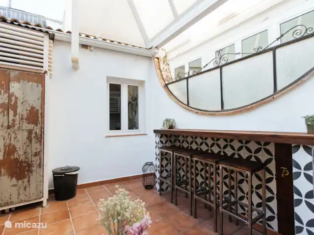 Casa Riad met ruim privé terras huren in Spanje, Costa del Sol, Málaga - appartement De ruime patio heeft veel privacy en heeft een gezellige zithoek met ook hier een ruime bartafel met 4 krukken.