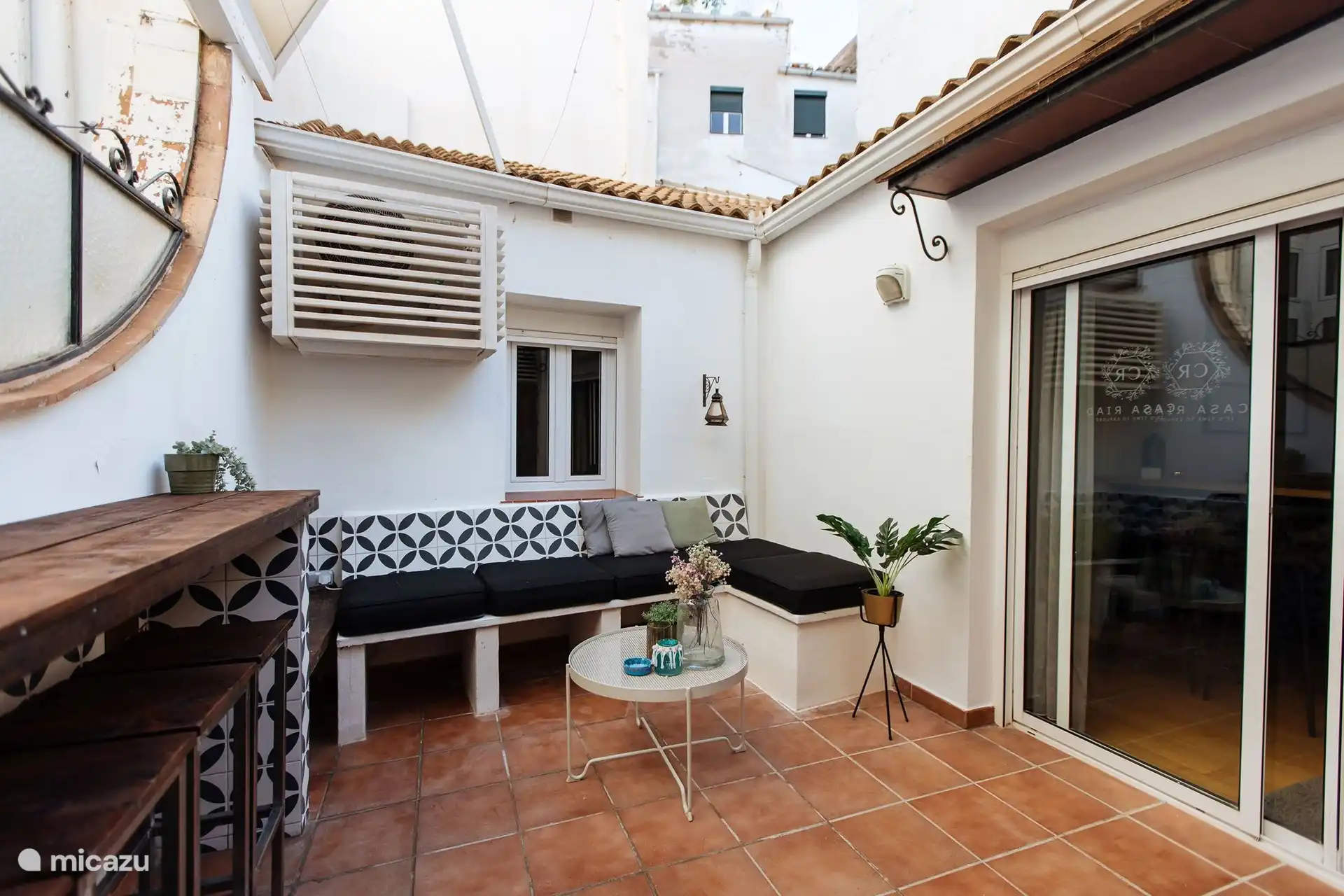 Ici, le patio extérieur avec le coin salon extérieur.