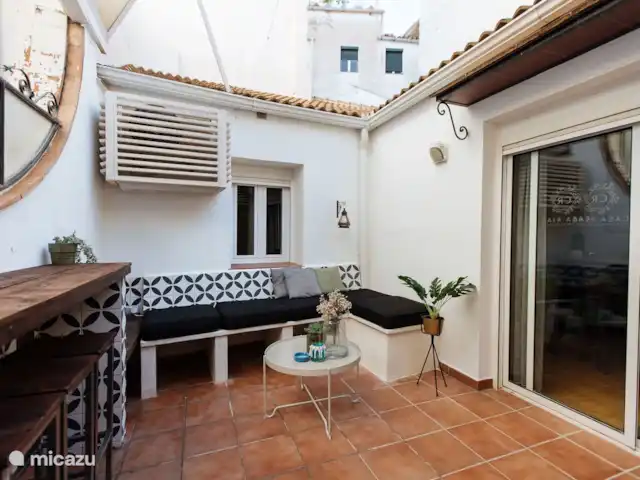 Casa Riad met ruim privé terras huren in Spanje, Costa del Sol, Málaga - appartement Hier de buiten patio met het buiten zit gedeelte.