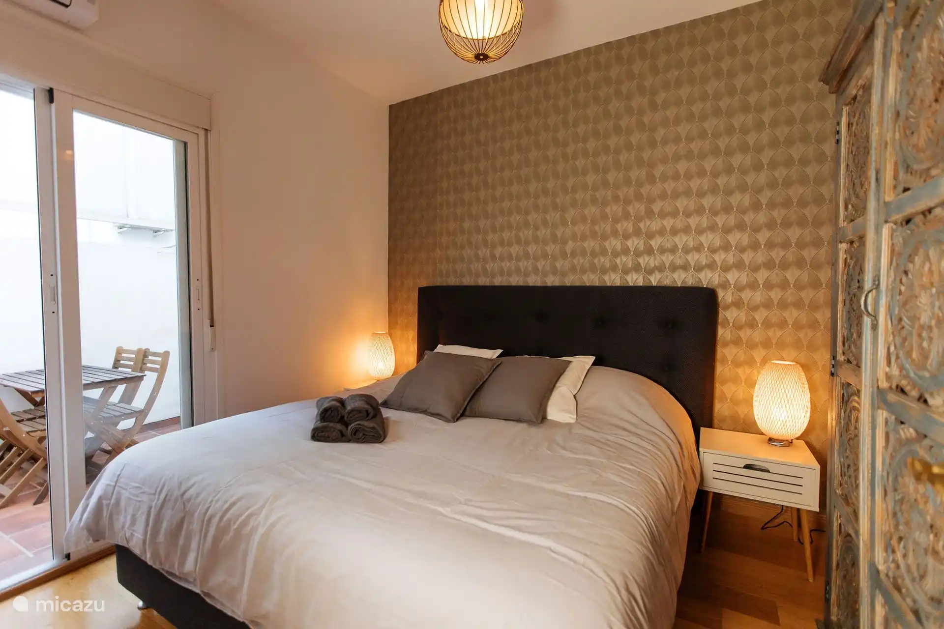 Chambre joliment meublée avec patio privé.