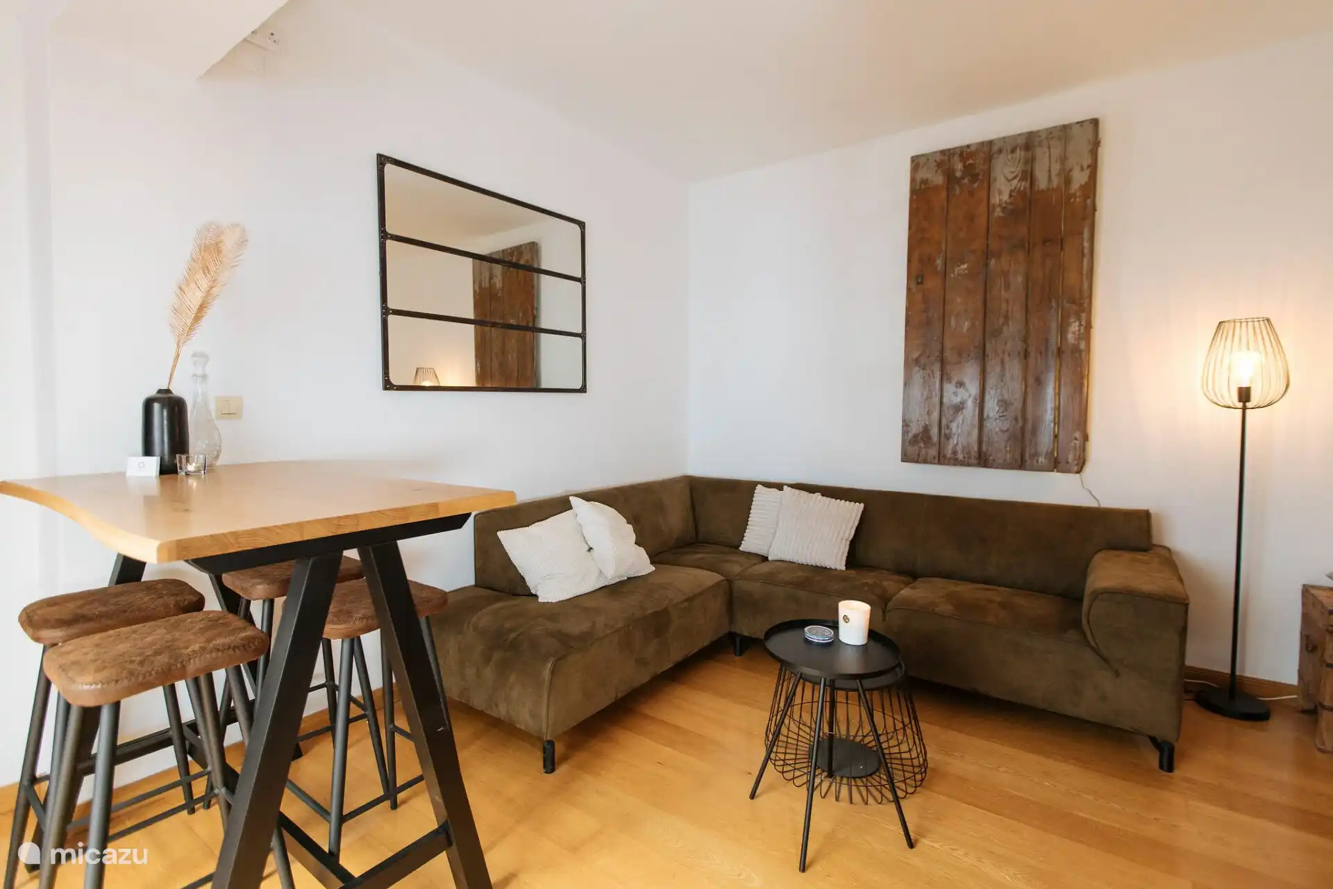 Il s’agit du salon confortable avec la possibilité de regarder la télévision. Avec une table haute avec 4 tabourets pour manger ensemble. 