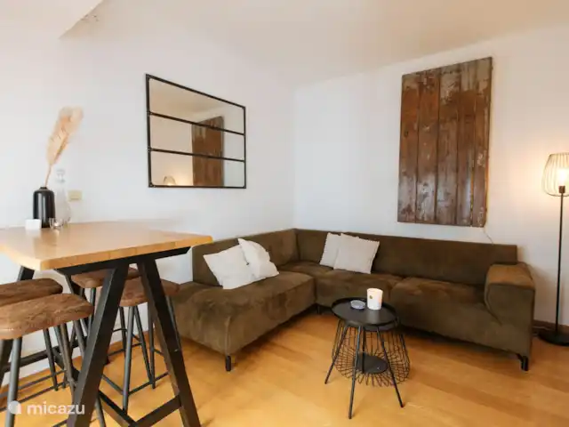 Casa Riad met ruim privé terras huren in Spanje, Costa del Sol, Málaga - appartement Dit is de gezellige woonkamer met de mogelijkheid om heerlijk tv te kijken. Met hier een hoge tafel met 4 krukken om gezellig met elkaar te eten.