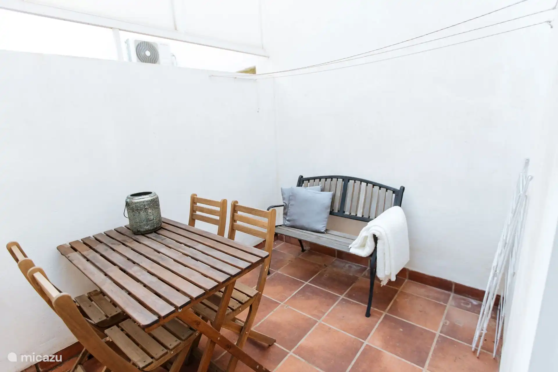 La chambre pour 2 personnes dispose de son propre petit patio privé, si vous voulez vous réveiller en paix, vous pouvez le faire ici :)