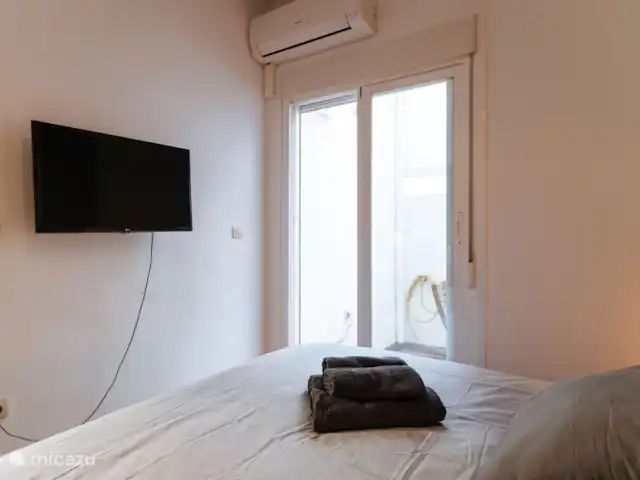 Casa Riad met ruim privé terras huren in Spanje, Costa del Sol, Málaga - appartement Uitzicht naar de kleine patio en de mogelijkheid om vanuit bed je favoriete film of serie te kijken.