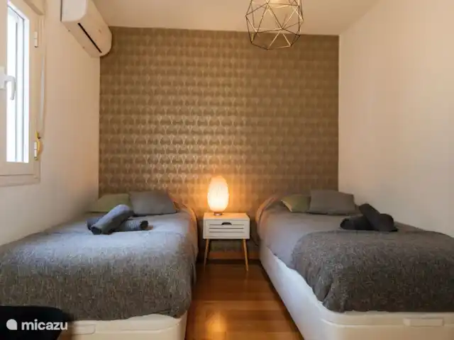 Casa Riad met ruim privé terras huren in Spanje, Costa del Sol, Málaga - appartement Tegenover de 2 persoonsslaapkamer zit de andere slaapkamer met 2 losse eenpersoonsbedden. Hier geen privé patio maar je kijkt door het raam wel naar de grote patio.