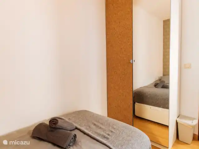 Casa Riad met ruim privé terras huren in Spanje, Costa del Sol, Málaga - appartement Slaapkamer met 2 losse bedden en de garderobe kast.