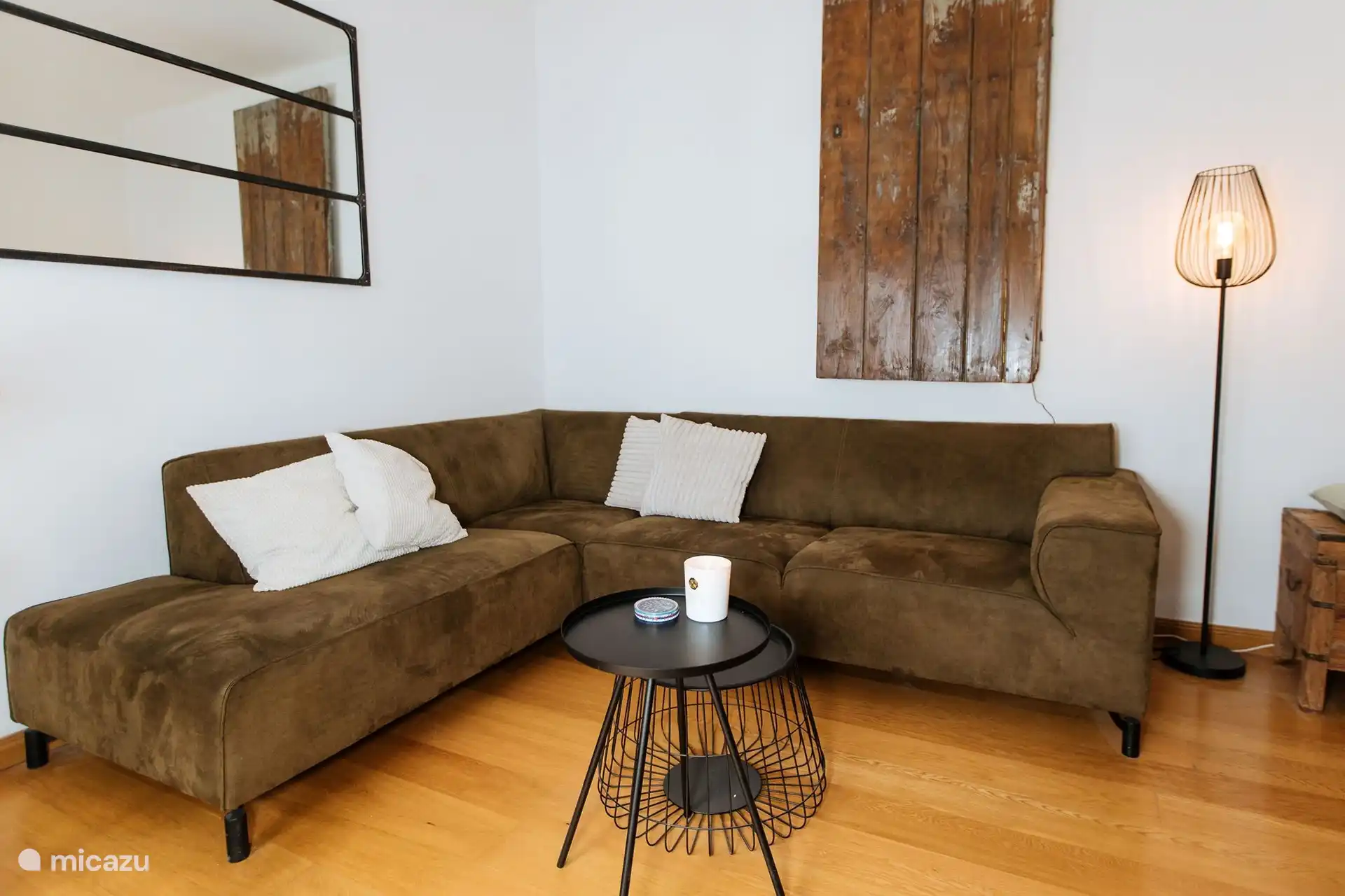 Il s’agit du salon confortable avec la possibilité de regarder la télévision. Avec une table haute avec 4 tabourets pour manger ensemble. 