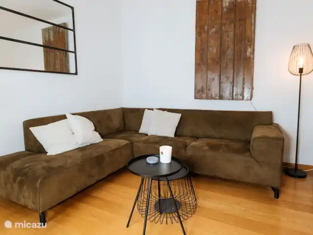 Casa Riad met ruim privé terras huren in Spanje, Costa del Sol, Málaga - appartement Dit is de gezellige woonkamer met de mogelijkheid om heerlijk tv te kijken. Met hier een hoge tafel met 4 krukken om gezellig met elkaar te eten.