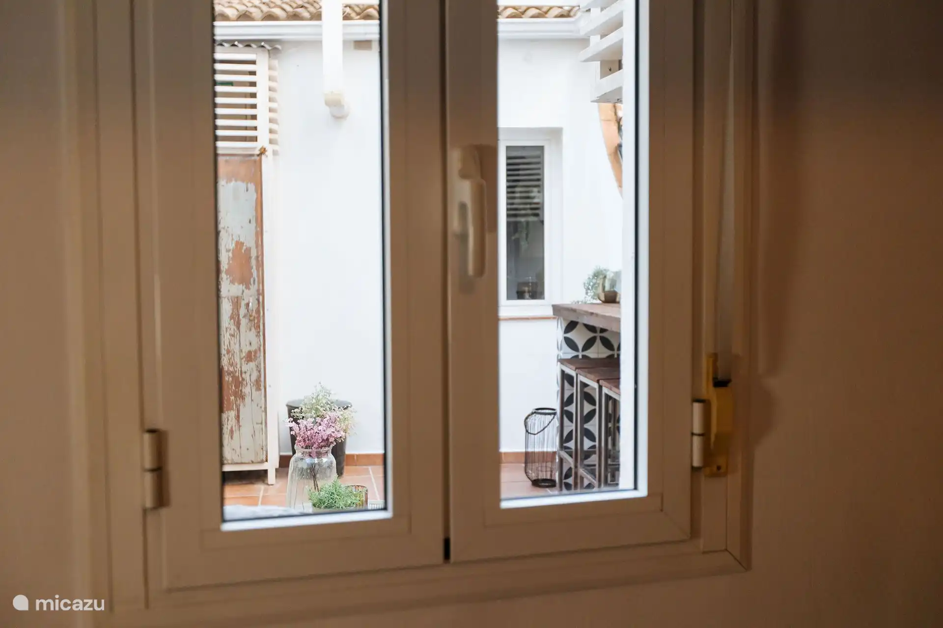 Vue de la chambre avec les 2 lits simples sur le patio.