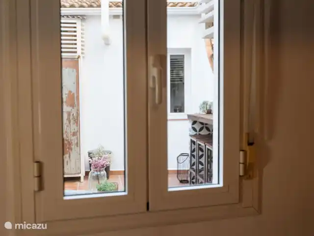 Casa Riad met ruim privé terras huren in Spanje, Costa del Sol, Málaga - appartement Uitzicht van de slaapkamer met de 2 losse bedden naar de Patio.