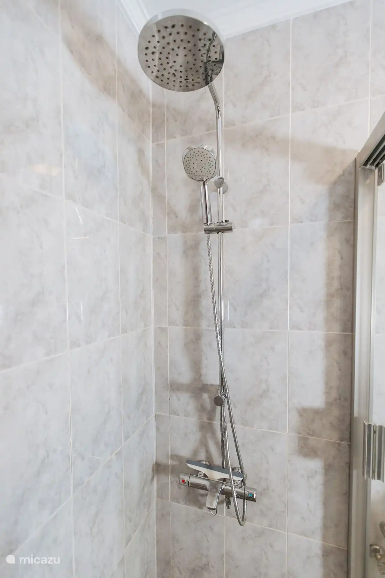 La douche dispose d’une douche à l’italienne, d’un lavabo séparé, il y a aussi une machine à laver derrière la porte. Les toilettes sont également situées dans la douche. 