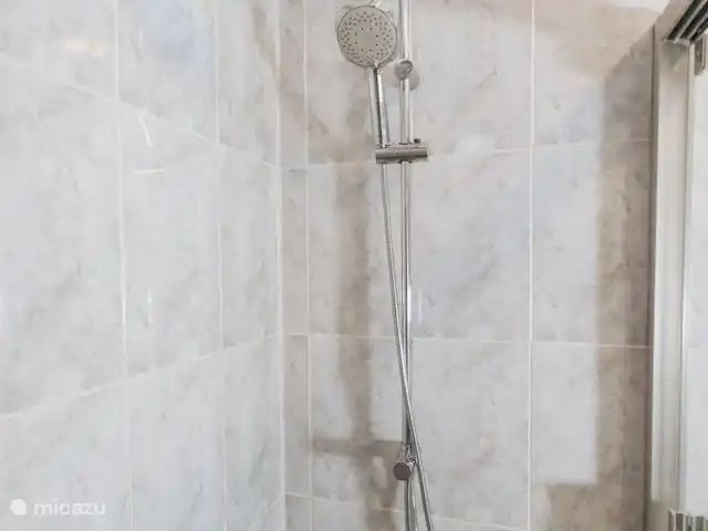Casa Riad met ruim privé terras huren in Spanje, Costa del Sol, Málaga - appartement De douche heeft een inloopdouche een aparte wastafel, Ook zit hier een wasmachine achter de deur. Ook het toilet bevind zich in de douche.
