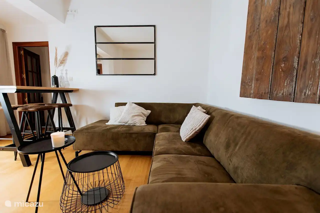 Il s’agit du salon confortable avec la possibilité de regarder la télévision. Avec une table haute avec 4 tabourets pour manger ensemble. 