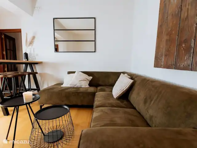 Casa Riad met ruim privé terras huren in Spanje, Costa del Sol, Málaga - appartement Dit is de gezellige woonkamer met de mogelijkheid om heerlijk tv te kijken. Met hier een hoge tafel met 4 krukken om gezellig met elkaar te eten.