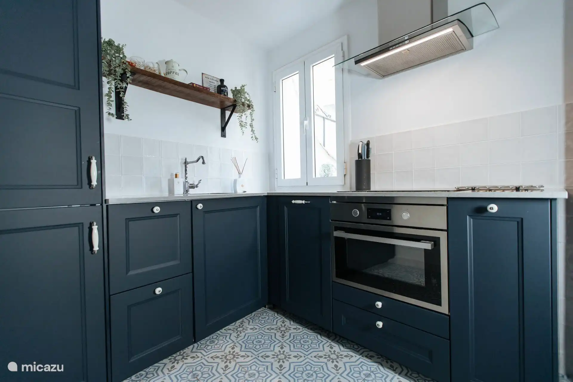 La cuisine spacieuse est équipée de tout le nécessaire. La cuisson est électrique.