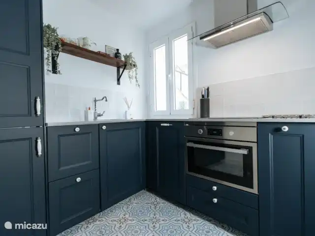Casa Riad met ruim privé terras huren in Spanje, Costa del Sol, Málaga - appartement De ruime keuken is voorzien van alle benodigdheden. Het koken is elektrisch.
