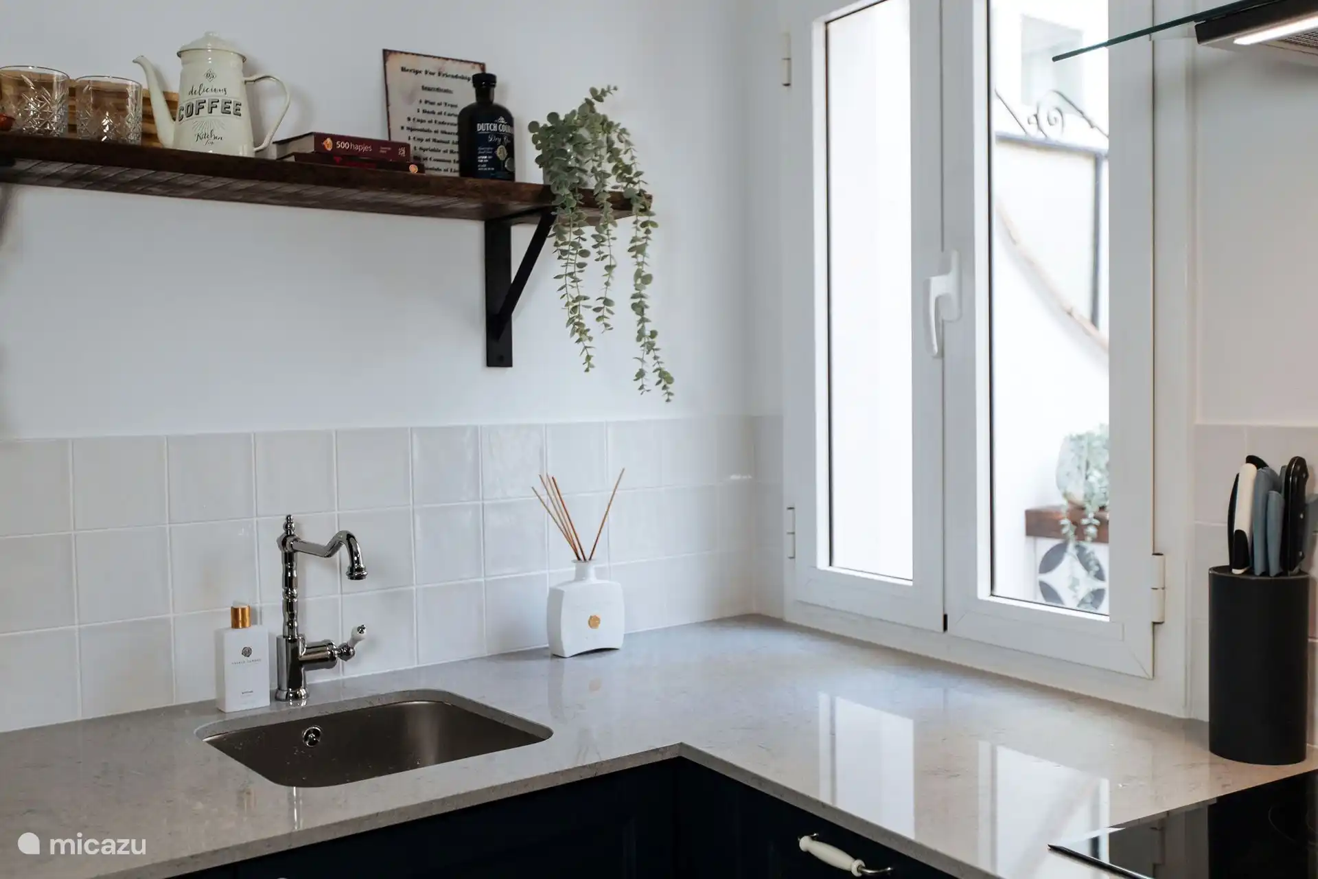 De la cuisine, vous pouvez regarder sur le patio.