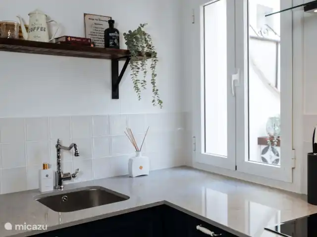 Casa Riad met ruim privé terras huren in Spanje, Costa del Sol, Málaga - appartement Vanuit de keuken kun je de patio opkijken.